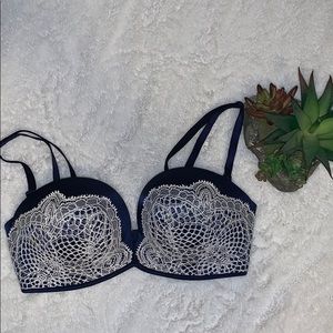 Victoria’s Secret bombshell push-up bra